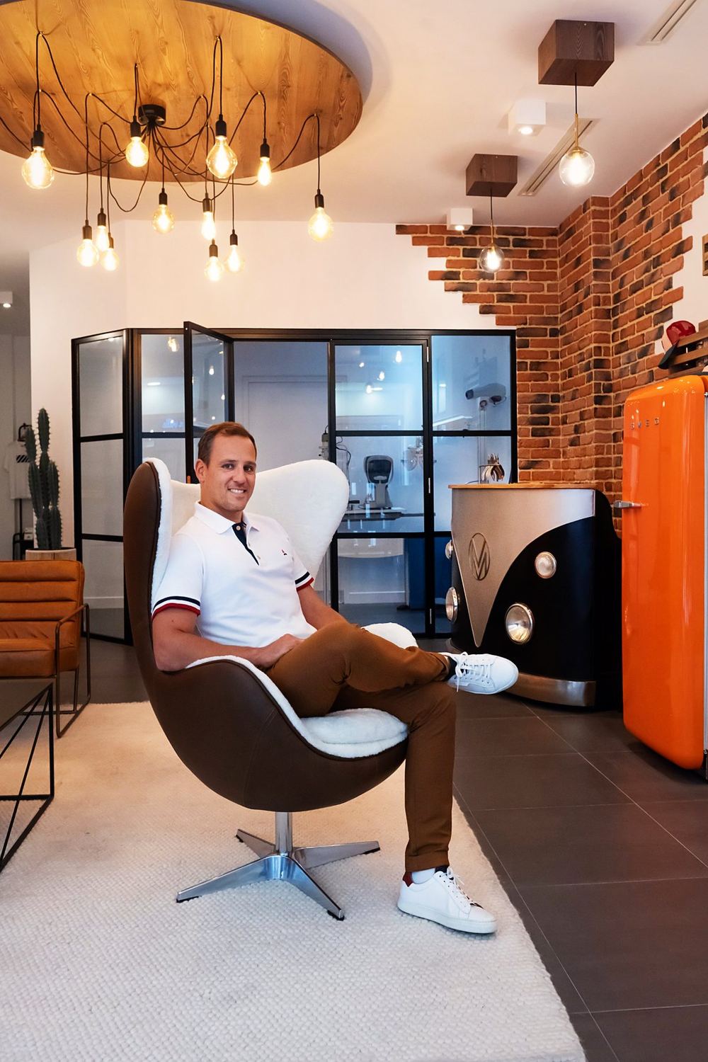 Mathieu, fondateur de MCO, dans le salon de MCO Enfants