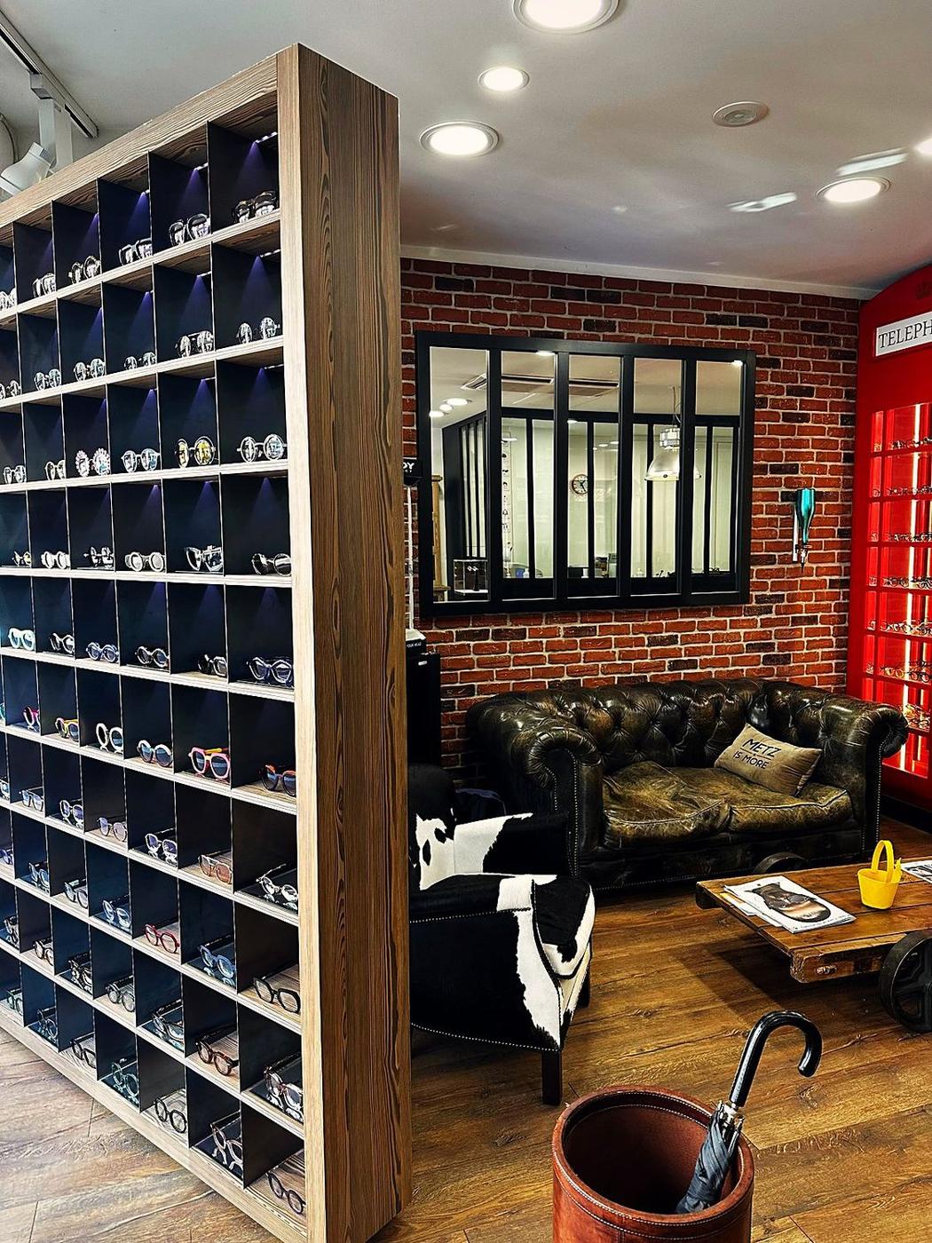 Les casiers de lunettes et le Chesterfield « Metz is more »