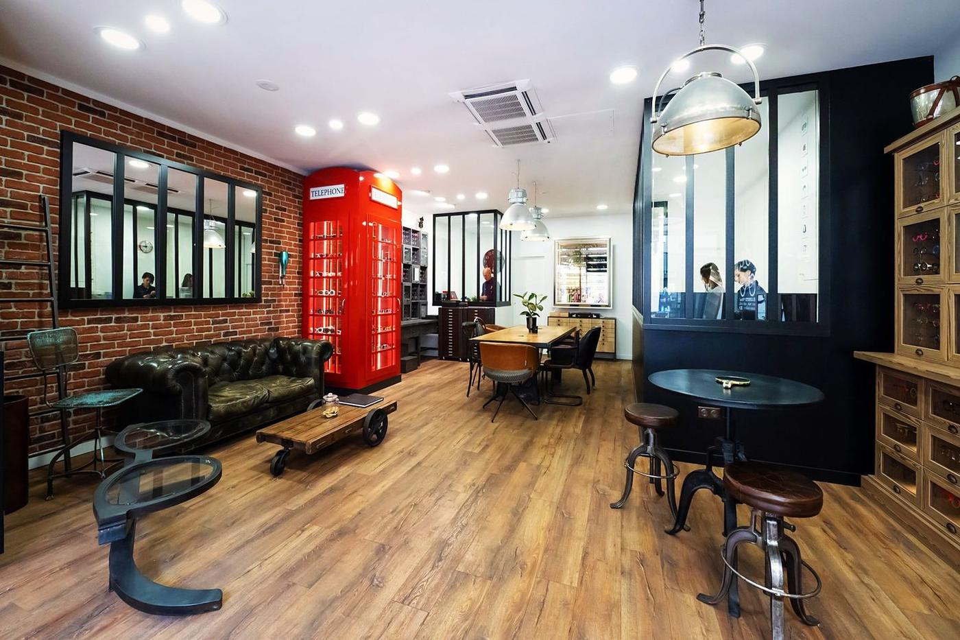 La boutique MCO : Chesterfield, cabine téléphonique rouge transformée en vitrine et parquet