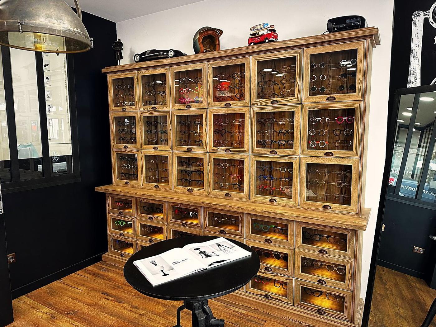 La grande vitrine en bois aux lunettes de créateurs