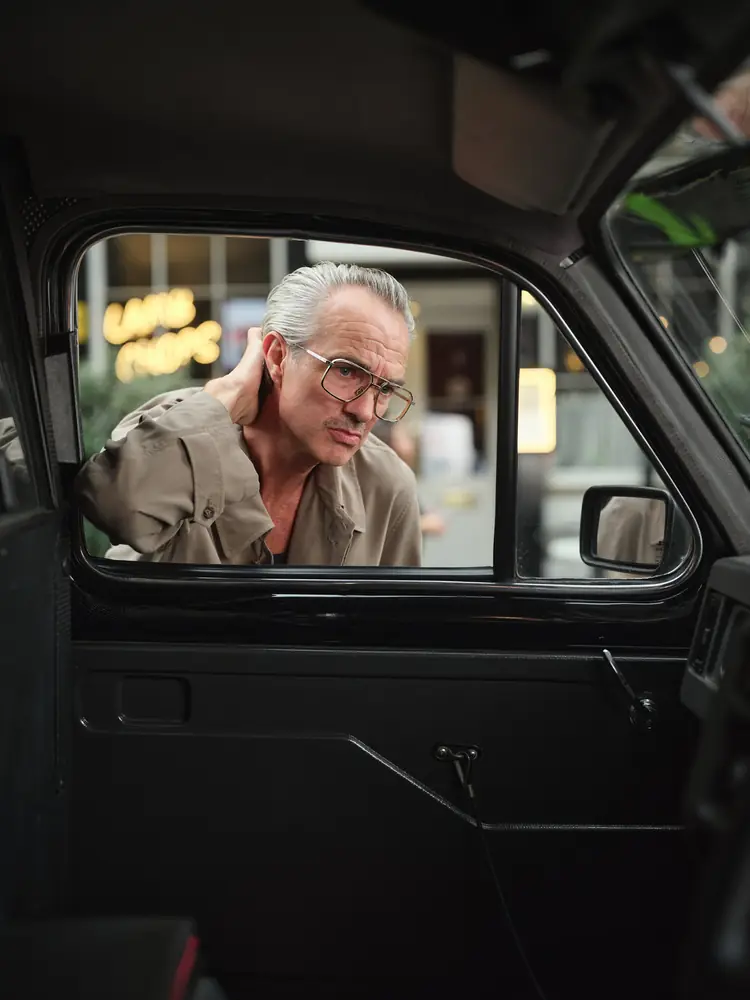 Campagne Cutler and Gross automne-hiver 2026, portrait à la vitre d'un taxi londonien