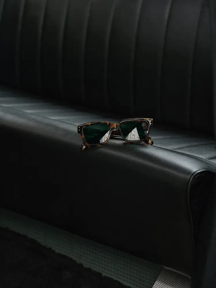 Cutler and Gross automne-hiver 2026, lunettes posées dans un taxi londonien