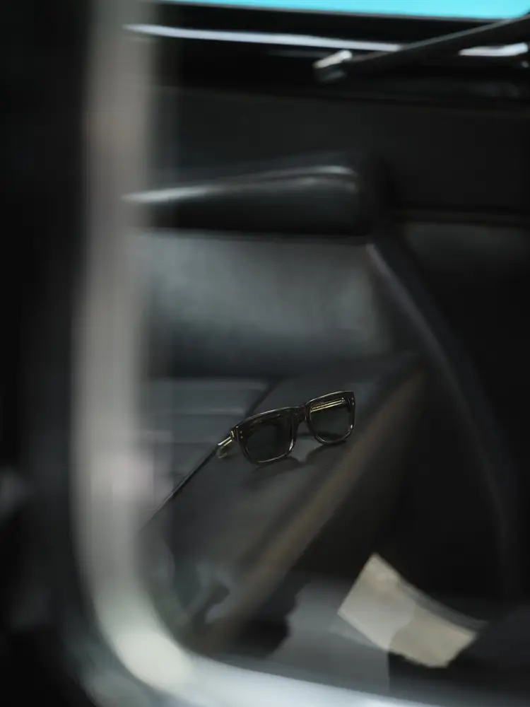 Cutler and Gross automne-hiver 2026, lunettes posées dans un taxi londonien