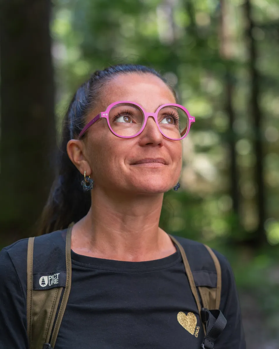 IN'BO, ronde rose, en forêt