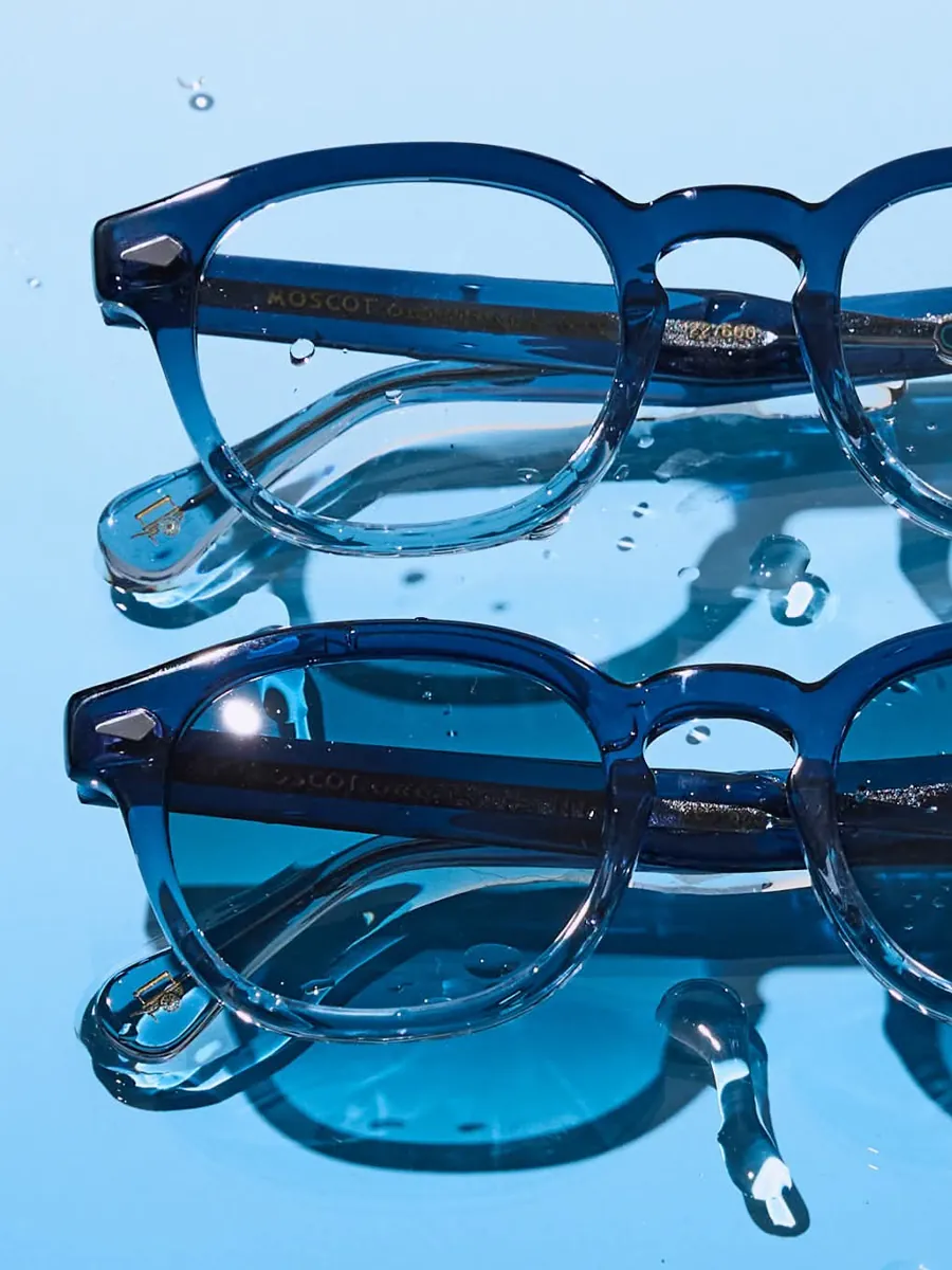 Moscot, bleu, dans l'eau