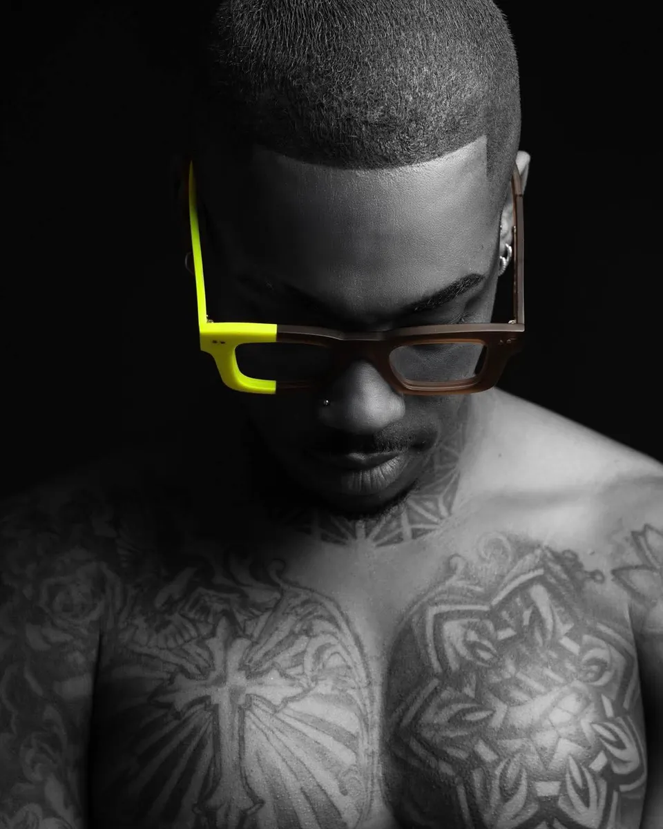 Sabine Be, jaune fluo et brun