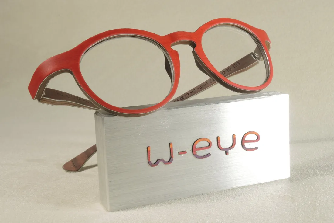 W-eye, rouge, sur un bloc d'aluminium brossé